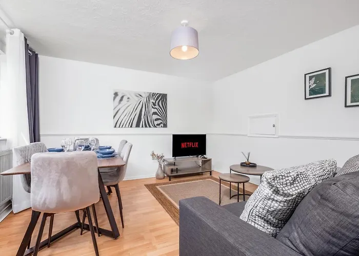 4 Bedroom House With Parking & Garden By Cherry Inn Short Let\'S & Services Accomodation