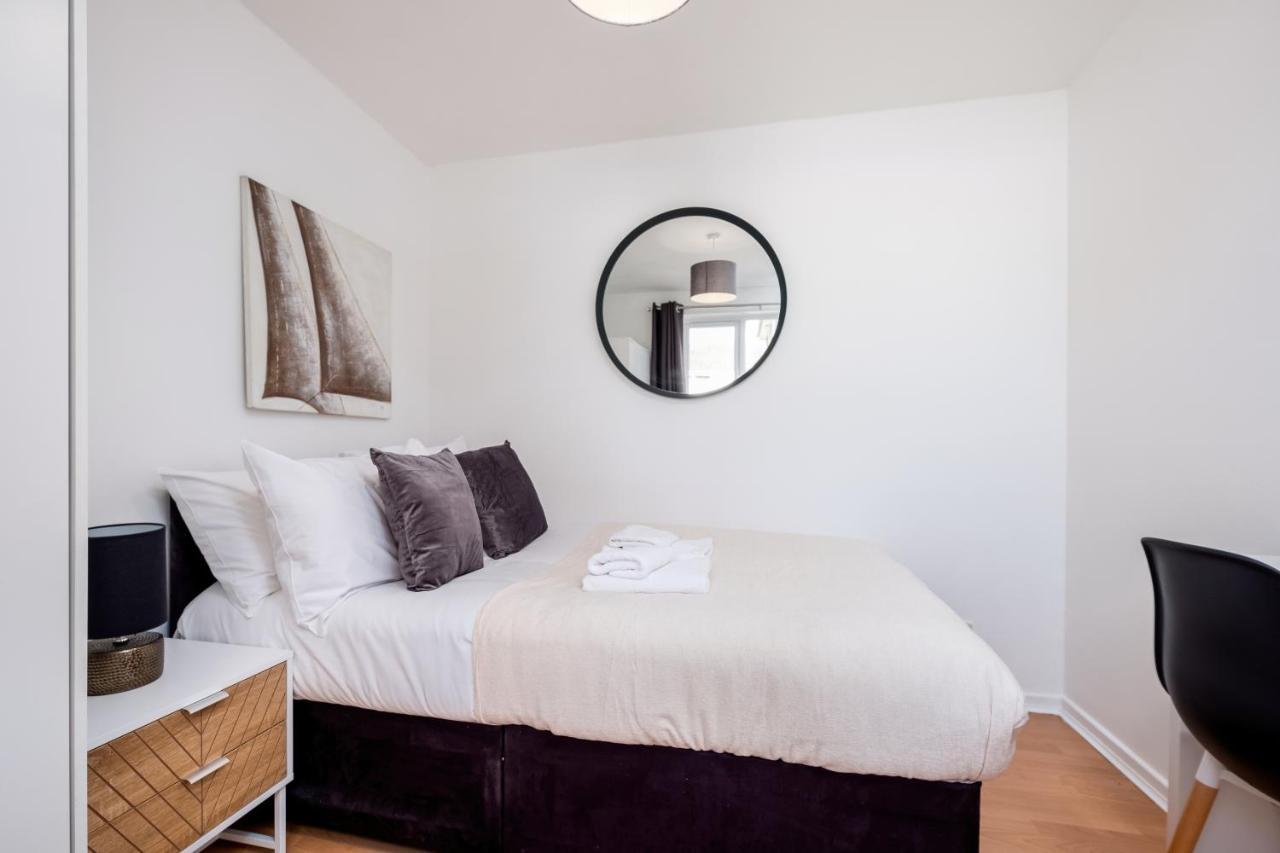 4 Bedroom House With Parking & Garden By Cherry Short Let's & Services Апартаменты *