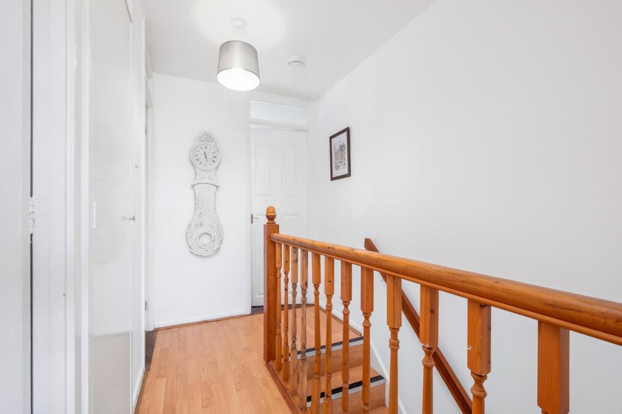 4 Bedroom House With Parking & Garden By Cherry Short Let's & Services Апартаменты *