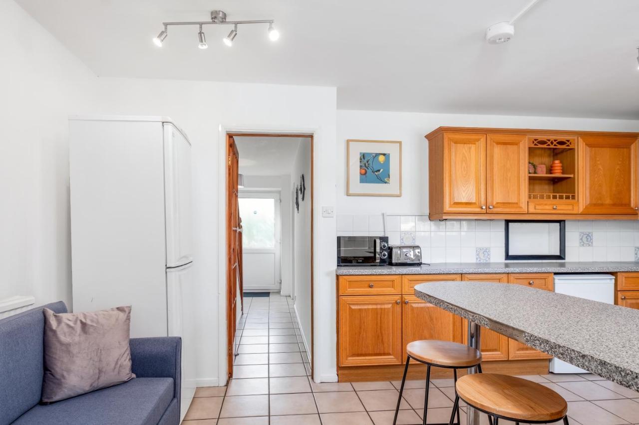 4 Bedroom House With Parking & Garden By Cherry Short Let's & Services *