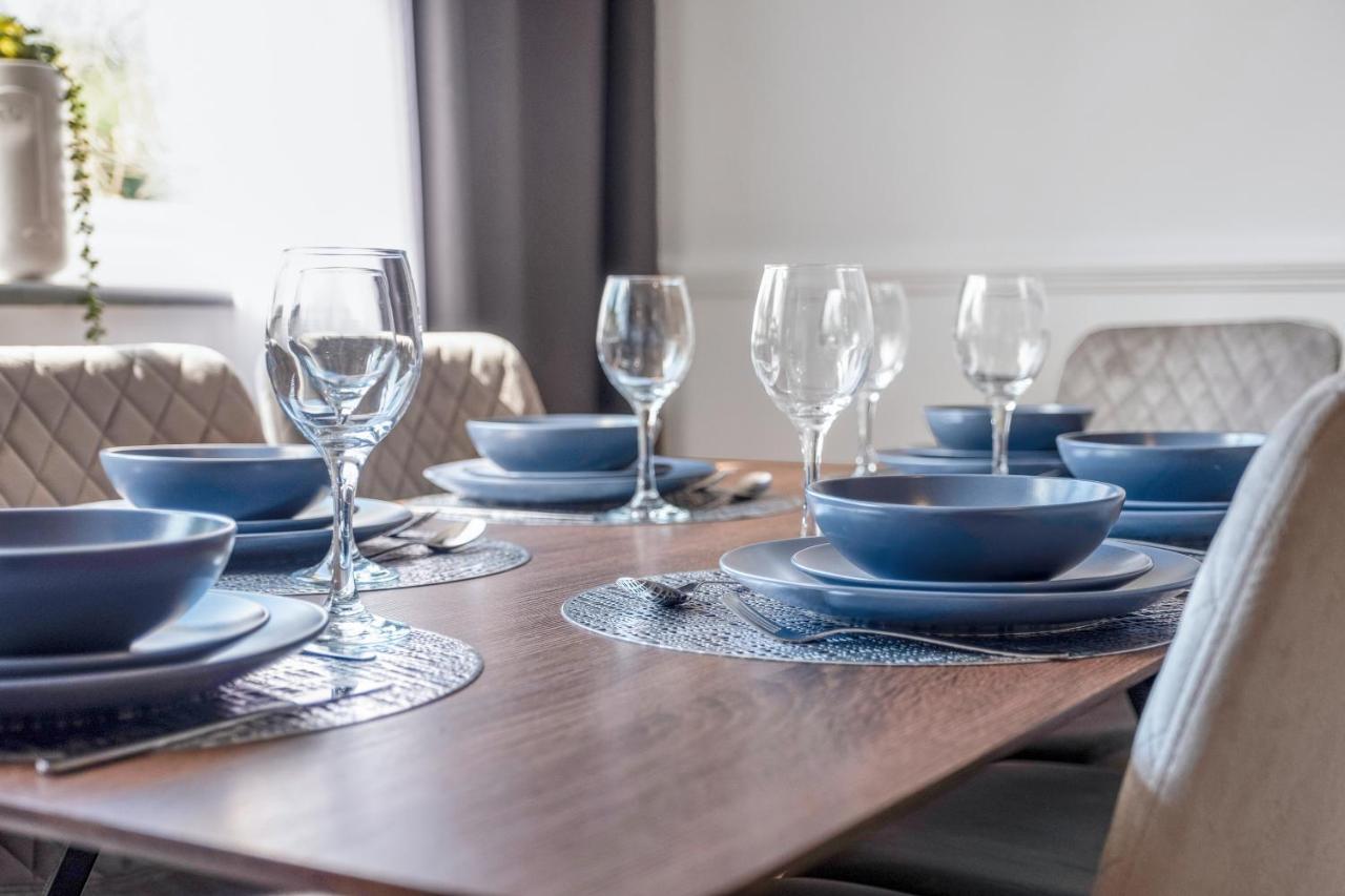 Апартаменты 4 Bedroom House With Parking & Garden By Cherry Short Let's & Services *