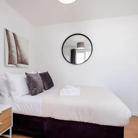 4 Bedroom House With Parking & Garden By Cherry Inn Short Let'S & Services Accomodation Cambridge  Exterior photo