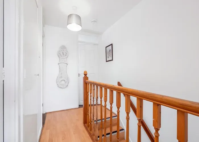 4 Bedroom House With Parking & Garden By Cherry Inn Short Let\'S & Services Accomodation