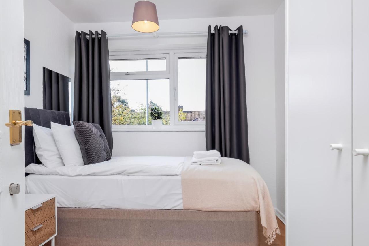 Apartment 4 Bedroom House With Parking & Garden By Cherry Short Let's & Services