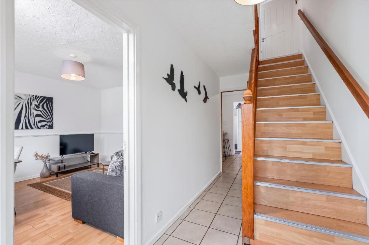 4 Bedroom House With Parking & Garden By Cherry Short Let's & Services Apartment