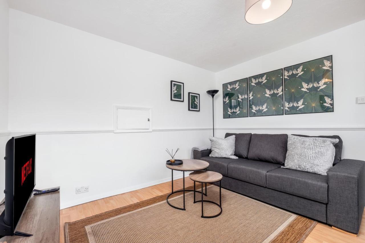 4 Bedroom House With Parking & Garden By Cherry Short Let's & Services