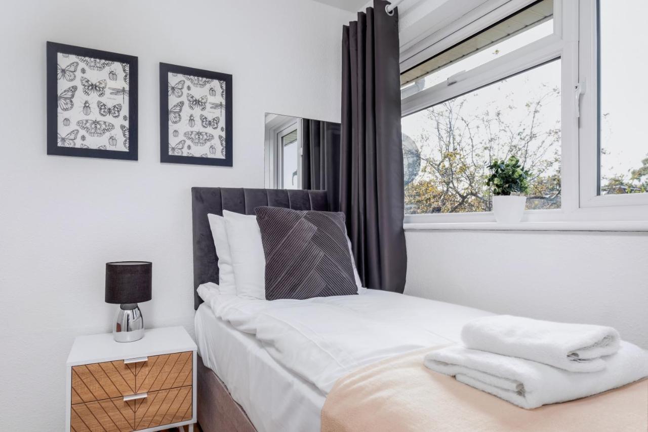 4 Bedroom House With Parking & Garden By Cherry Short Let's & Services Apartment