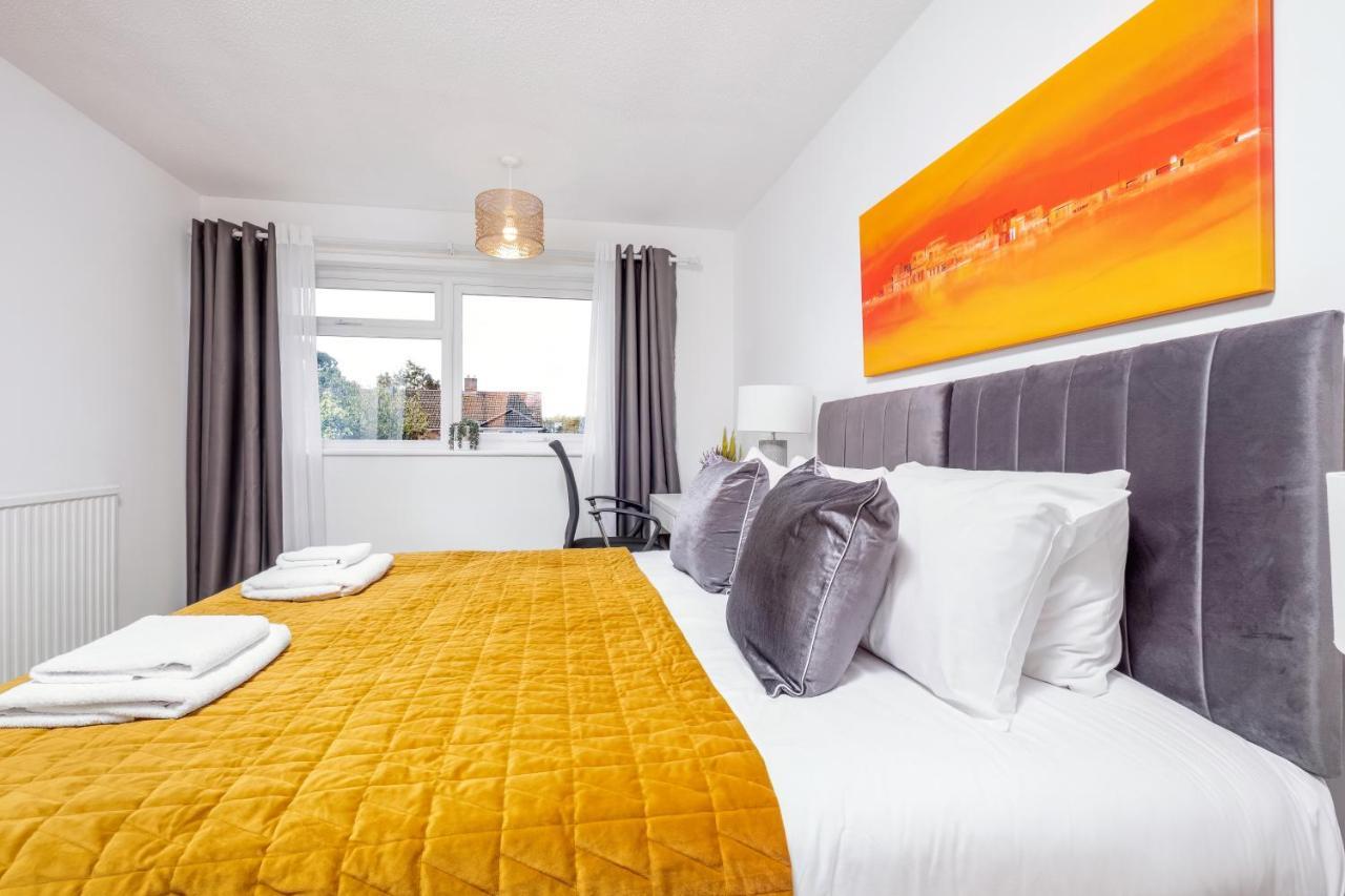 Apartment 4 Bedroom House With Parking & Garden By Cherry Short Let's & Services