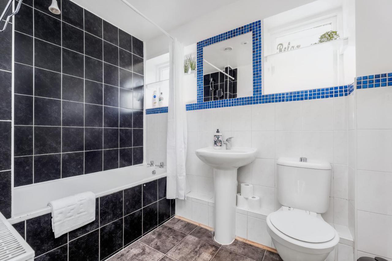 4 Bedroom House With Parking & Garden By Cherry Short Let's & Services *