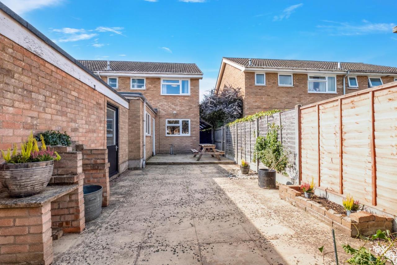 4 Bedroom House With Parking & Garden By Cherry Short Let's & Services