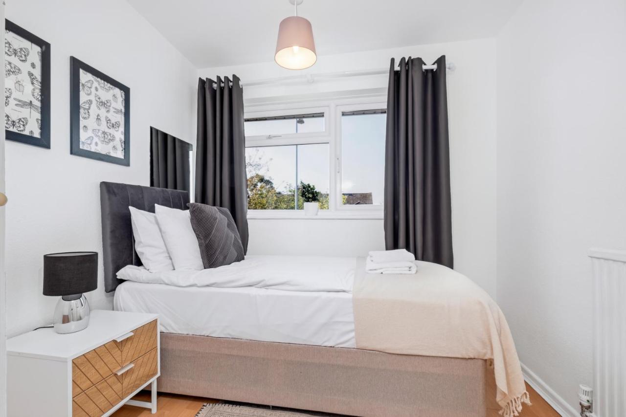 4 Bedroom House With Parking & Garden By Cherry Short Let's & Services Apartment