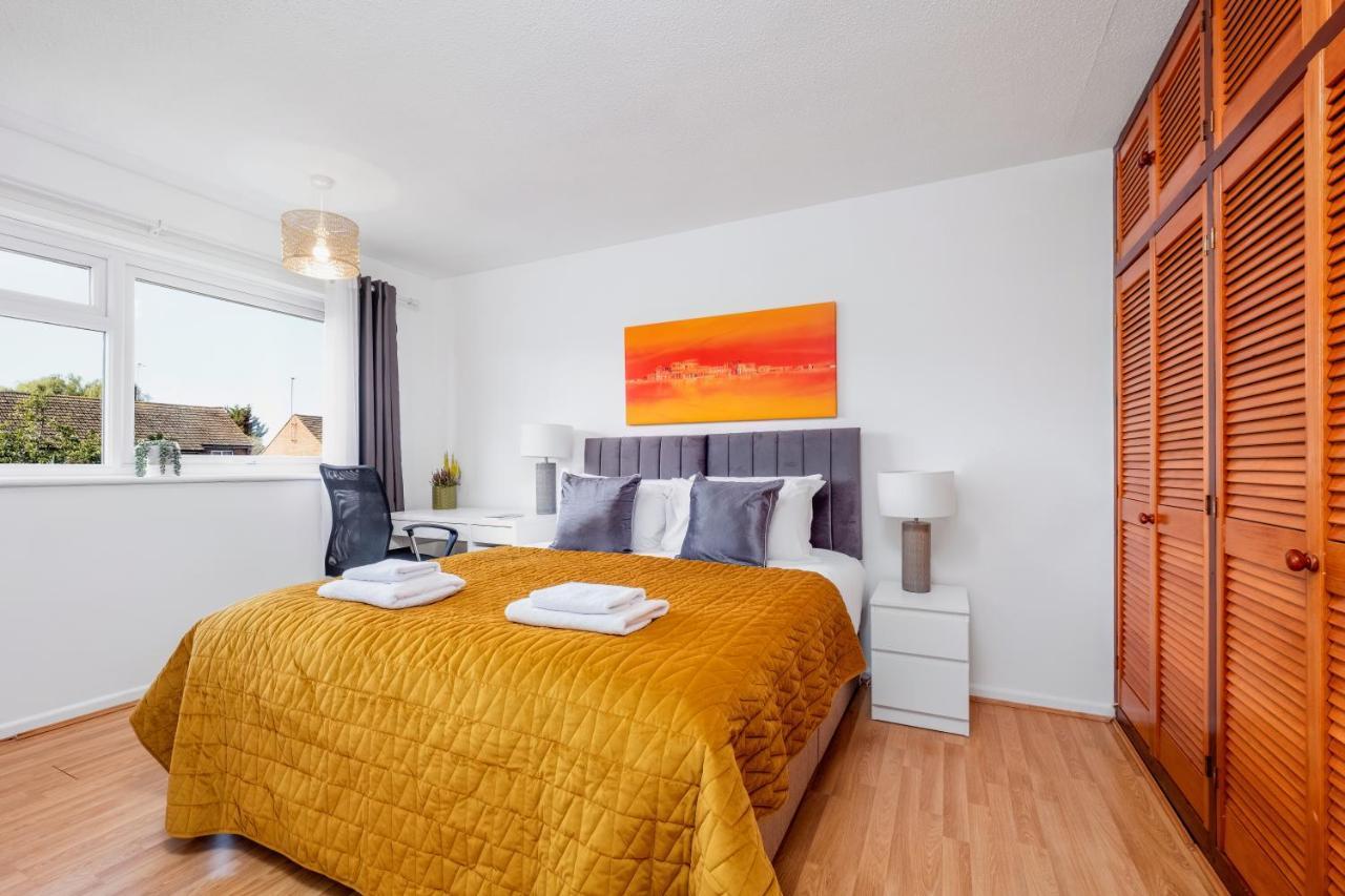 4 Bedroom House With Parking & Garden By Cherry Short Let's & Services Apartment