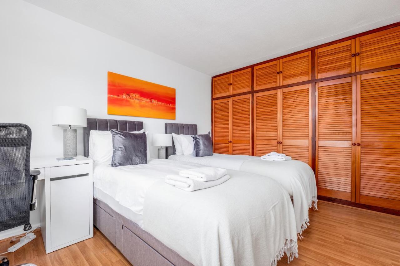 4 Bedroom House With Parking & Garden By Cherry Short Let's & Services Apartment *